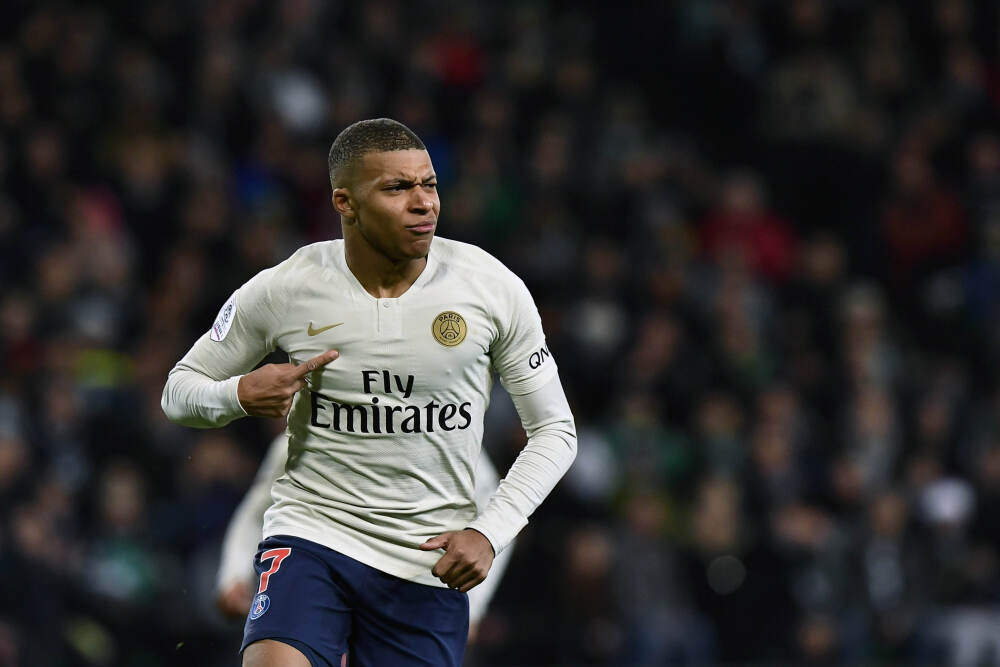 开火! 开火! 全部命中! 东部战区实施远程联合火力突击画面